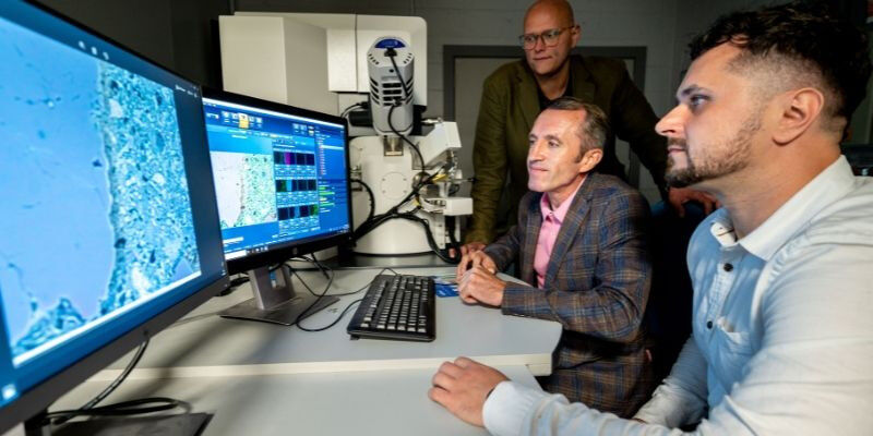 (R-L) Dr Oleksii Hunyak, Taras Markiv and Theodore Hanein view electron micro